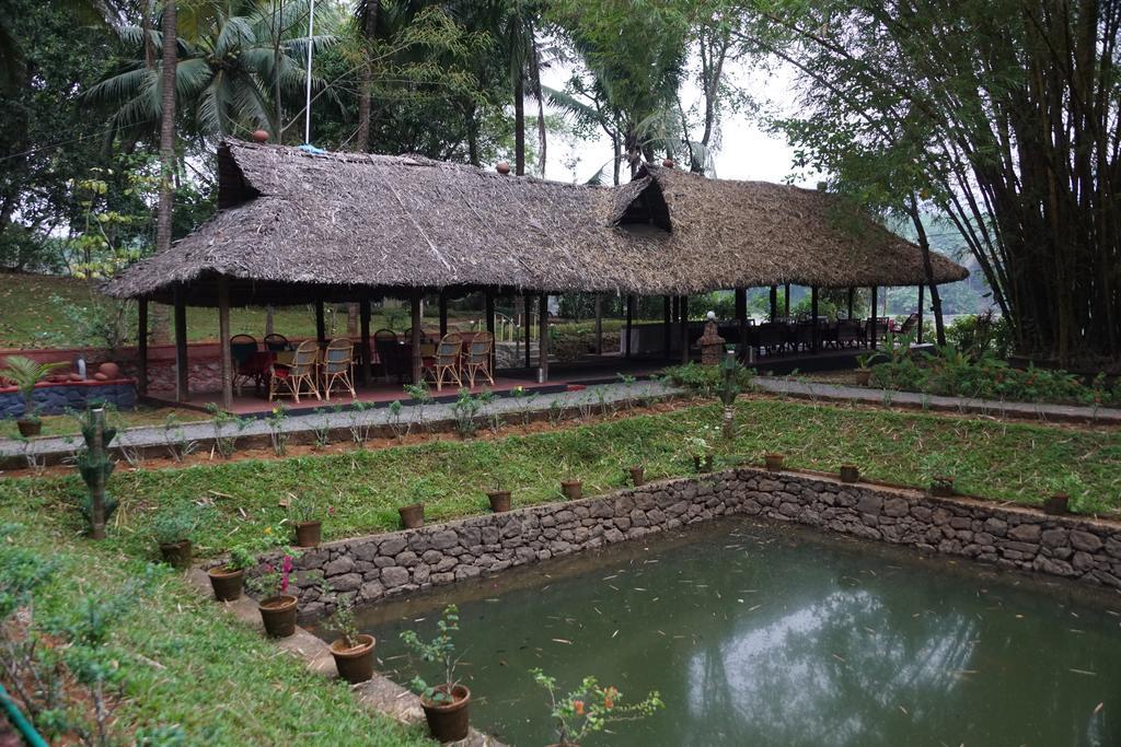 Soma Birds Lagoon Hotel Kotamangalam Exterior photo